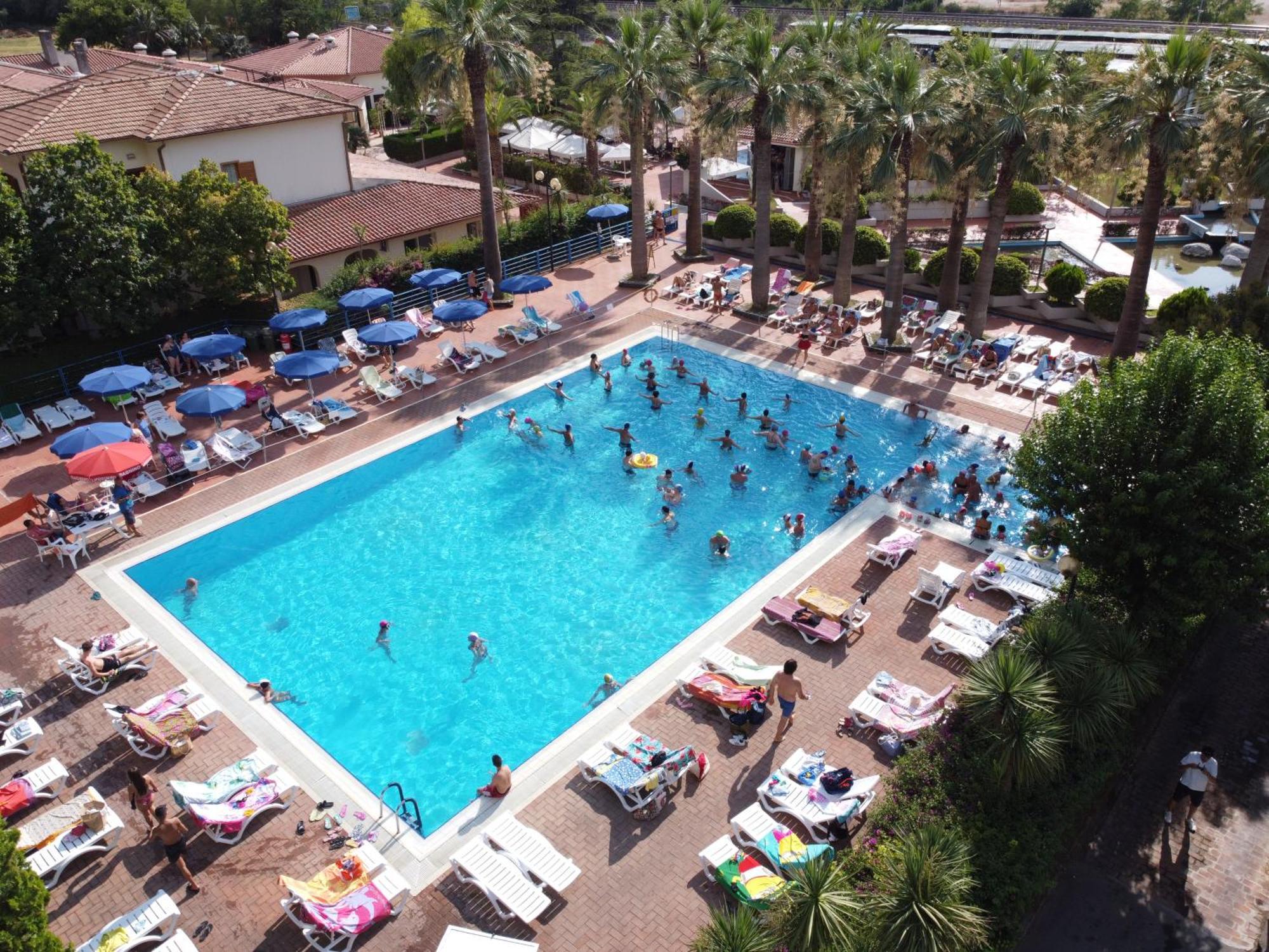 Villaggio Turistico La Mantinera - Appartamenti De Luxe プラーイア・ア・マーレ エクステリア 写真